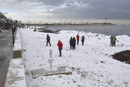 La nieve cubre algunas playas del Mediterráneo